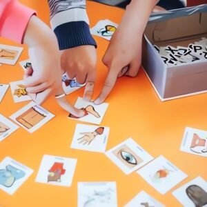 بطاقات متعددة لبناء وتعليم مفاهيم اللغة الأساسية